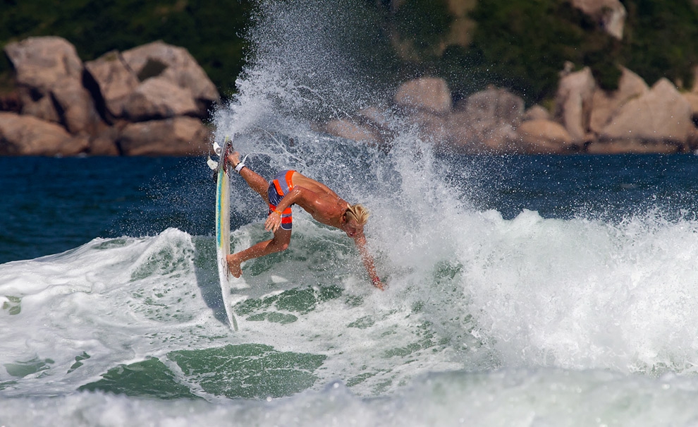 Nat Young absolutamente solto. Não existe outra legenda pra essa foto. Foto: Andre Magarao