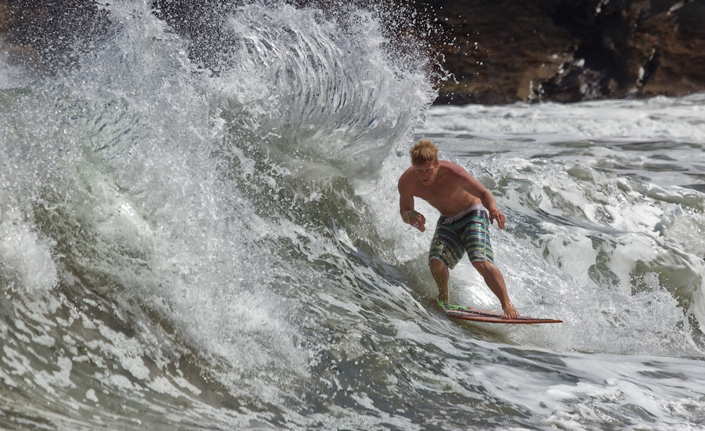 Jake Stinnett lidando com o backwash da praia da Sununga. Foto: Andre Magarao