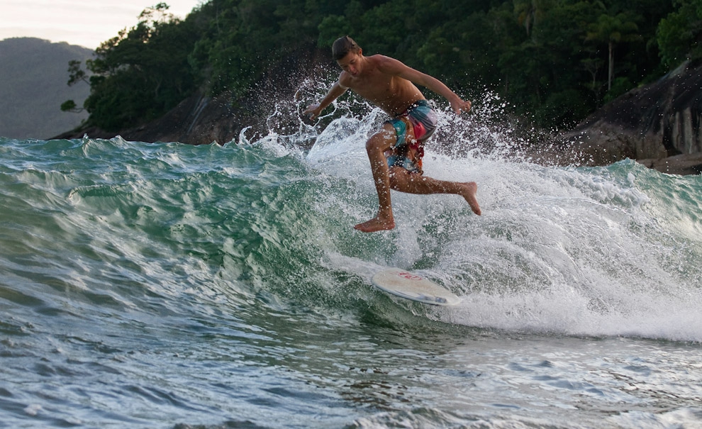 Victor Melillo achando um 360º shove it. Foto: Andre Magarao