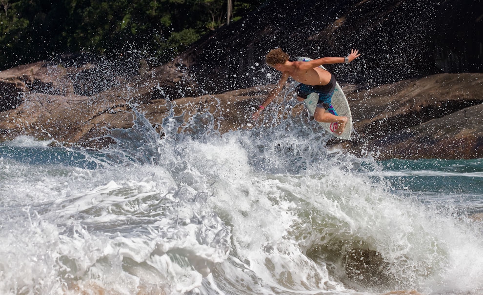 Blair Conklin em um aéreo de backside super clean. Foto: Andre Magarao