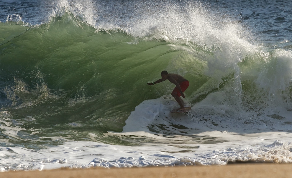 Mais um dos talentosos locais da praia da Sununga. Foto: Andre Magarao