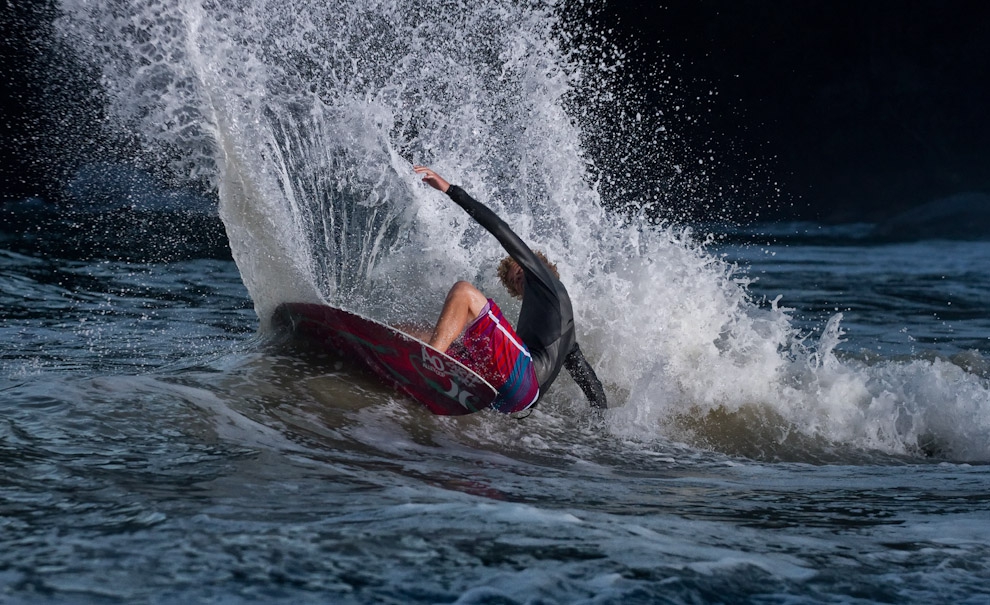 Blair Conklin destruindo uma pequena onda durante a night session. Foto: Andre Magarao