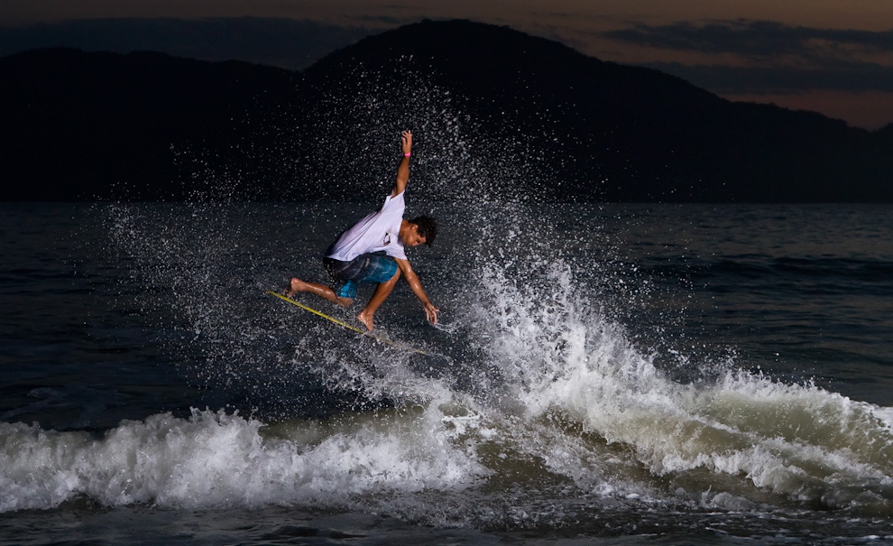 Bruno Sá durante a night session na praia de Domingos Dias, ao lado de Sununga. Foto: Andre Magarao