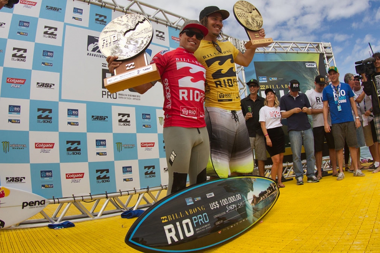 Adriano de Souza e Jordy Smith dividem o pódio no Rio Pro 2013. Foto: Smorigo/ASP