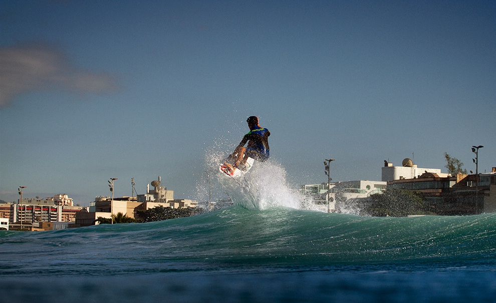 Dá pra reconhecer Gabriel Medina até de costas na distância. Esse é o ângulo que Medina mais tem visto a Praia da Barra nos últimos dias. Foto: Marcio Luiz