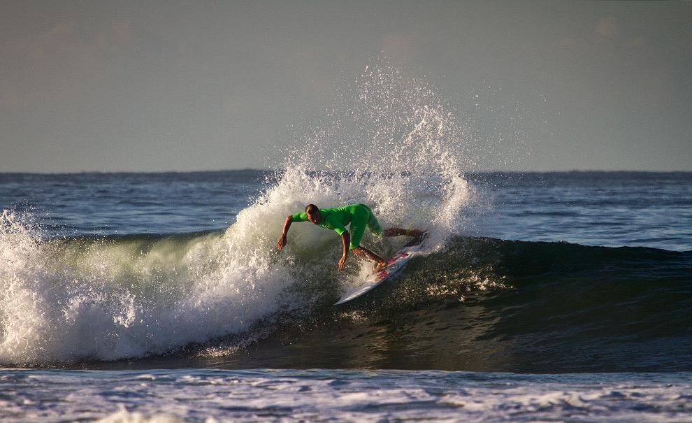 Julian Wilson nessa mesma manhã. Pequeno, clean e... verde. Foto: Myara