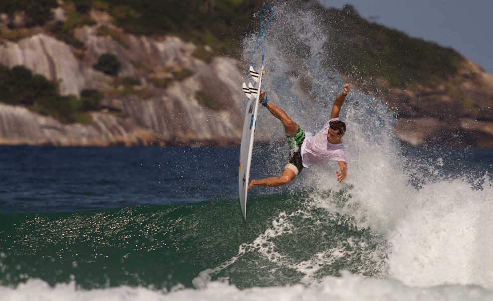 Julian Wilson surfou duas vezes hoje, e acertou alguns aéreos insanos como o seu já famoso Crazy Spin. Foto: Myara