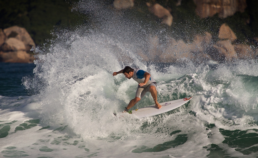 Willian Cardoso treinou durante a tarde para as triagens do campeonato, destruindo as ondas com a pressão que conhecemos em seu estilo. Foto: Myara