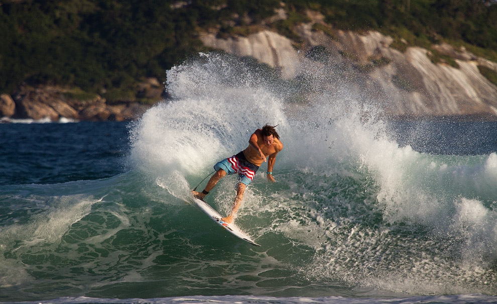 Jordy Smith é um monstro no freesurf, disso não há duvidas. Power surf, aéreos, estilo... o sul-africano tem tudo, será que ele consegue por isso em prática vestindo a lycra de competição? Foto: Myara