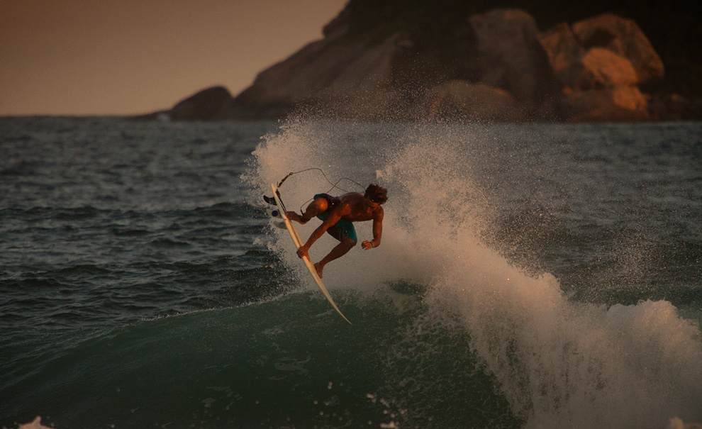 Frequentemente no Postinho, você vai ver o surf de Dávio Figueiredo evoluindo com aéreos como esse que fechou sua sessão do dia nos últimos minutos de luz. Foto: Myara