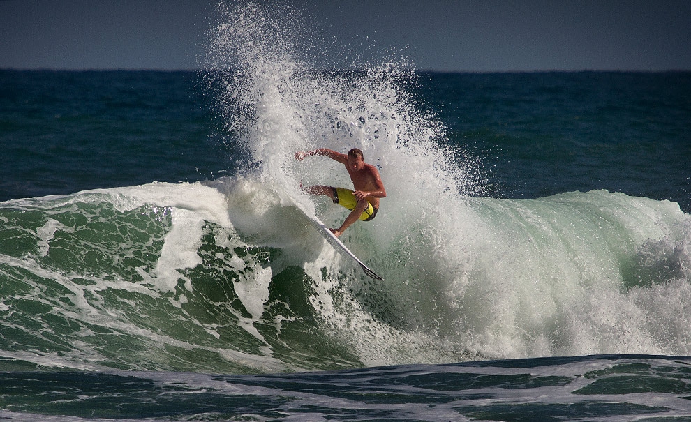 O eterno grom, Taj Burrow, nunca faz feio em uma sessão de freesurf. Aqui, fazendo muito bom uso do lip desse pequeno wedge no Postinho. Foto: Myara