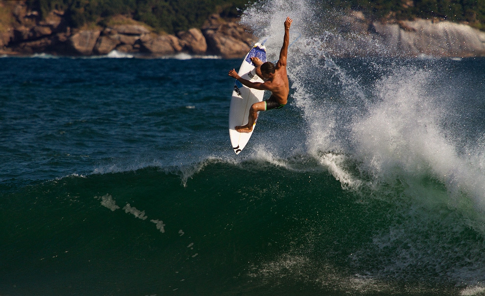 Ainda bem que existe a série A Elite no Rio de Janeiro pra te provar o nível de surf desses caras nestas condições! Bem vindo à Parte V. Julian Wilson optando pela rota aérea. Foto: Myara