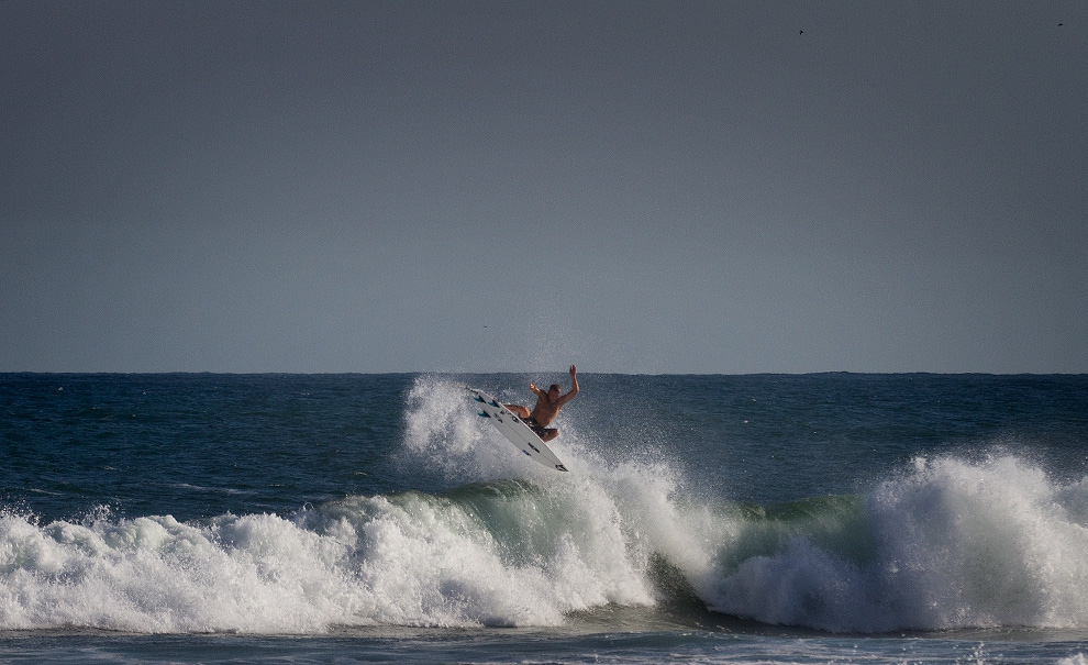 Sim, essa onda fechou. Isso não é problema quando você sabe dar aéreos como Dusty Payne. Olha a estileira do havaiano! Foto: Myara
