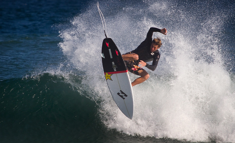 Apesar de não ter se dado bem em sua primeira bateria pelo Rio Pro, o wildcard Jack Freestone fez valer sua presença em cada caída no Postinho, com aéreos como esse. Foto: Myara