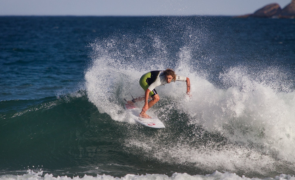 Matt Wilkinson visivelmente não estava feliz com as condições do mar durante essa semana. Mas o tamanho das marolas não o impediu de mostrar a força de seu surf de backside. Foto: Myara