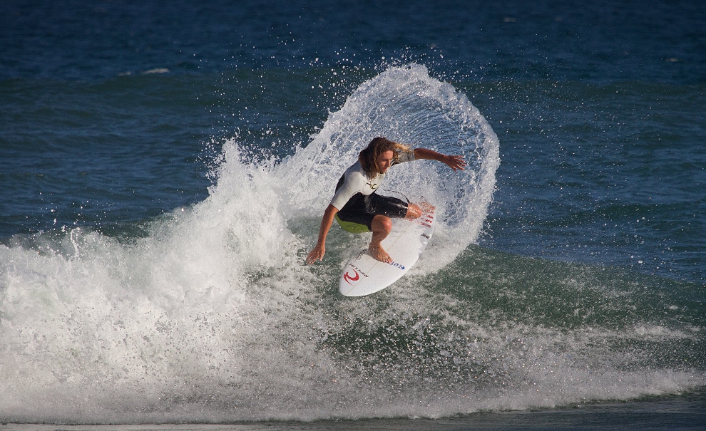 Wilko, boardslide praticamente de cabelo seco na marolinha do meio da semana no Postinho. Nada como o que vimos ele fazer na laje, durante a etapa carioca do WCT no ano passado, mas dadas as condições... Foto: Myara