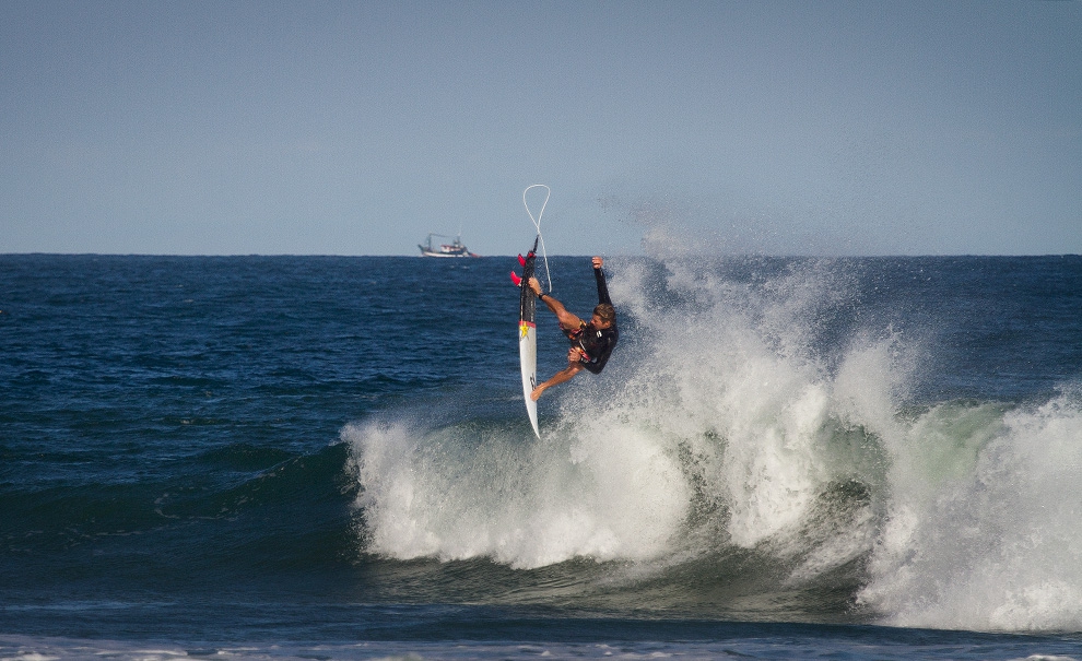 O australiano Jack Freestone na esperança de passar essa sessão da forma mais fotogênica possível. A primeira meta pode não ter sido batida, mas a segunda certamente foi! Foto: Myara