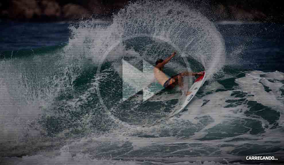 Damien Hogbood dilacerou essa esquerda com um layback de tirar o chapéu. Mereceu uma sequência e uma salva de palmas de quem o assistia das areias do Postinho. Fotos: Myara