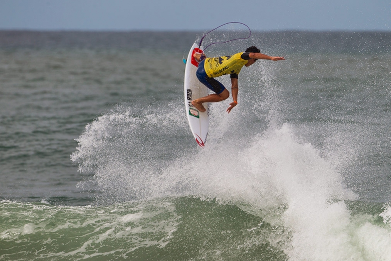 Gabriel Medina treinou este aéreo de backside incansavelmente durante as sessões de freesurf. No evento, ele mostrou que valeu a pena. Foto: Kirstin/ASP