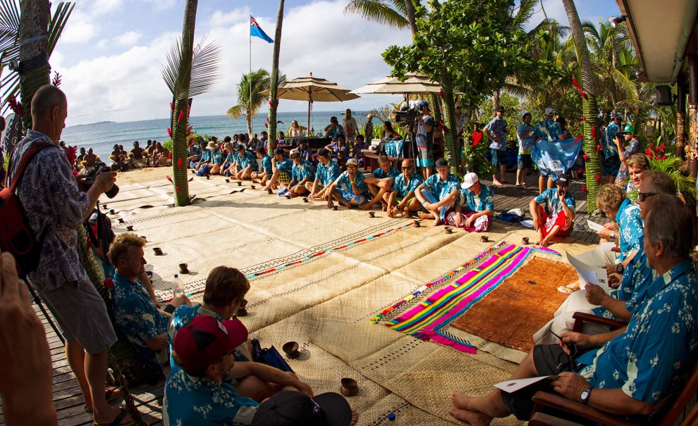 No ritual de abertura do Volcom Fiji Pro 2013, todo mundo bebe um pouco de Kava, uma bebida típicia de cerimônias na ilha. Será que o anti-doping da ASP pega? Foto: Kirstin/ASP