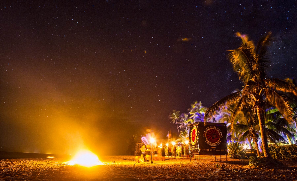 Fogueira na noite de Tavarua, bem na frente de Restaurants. Foto: Kirstin/ASP