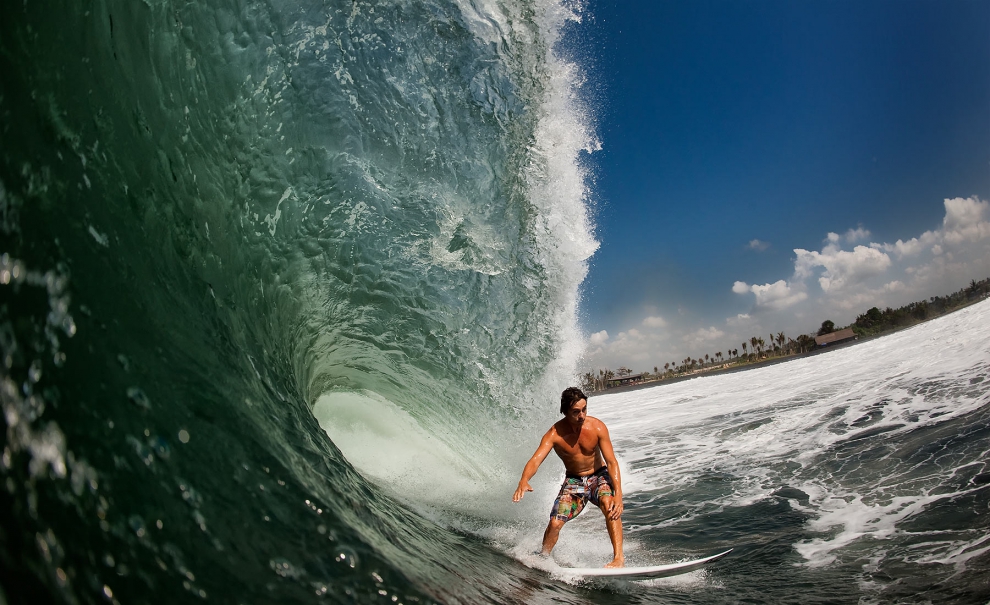 Eric de Souza se posicionando pra mais uma onda do jeito que ele gosta: com tamanho e rodando. Foto: Diogo d'Orey