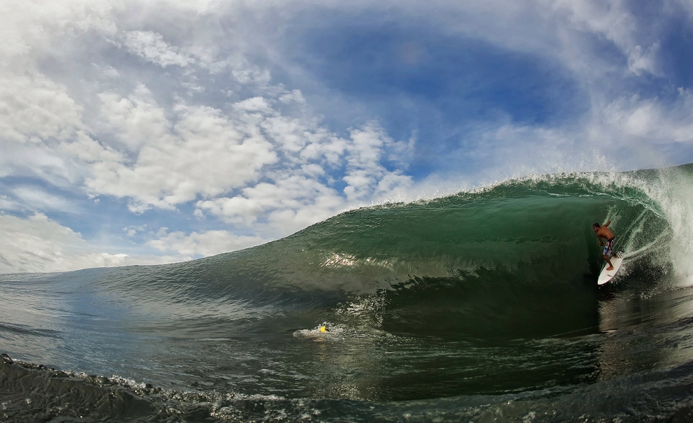 Alex Chacon numa das poucas ondas quadradas que passam pela bancada de Keramas. Foto: Diogo d'Orey