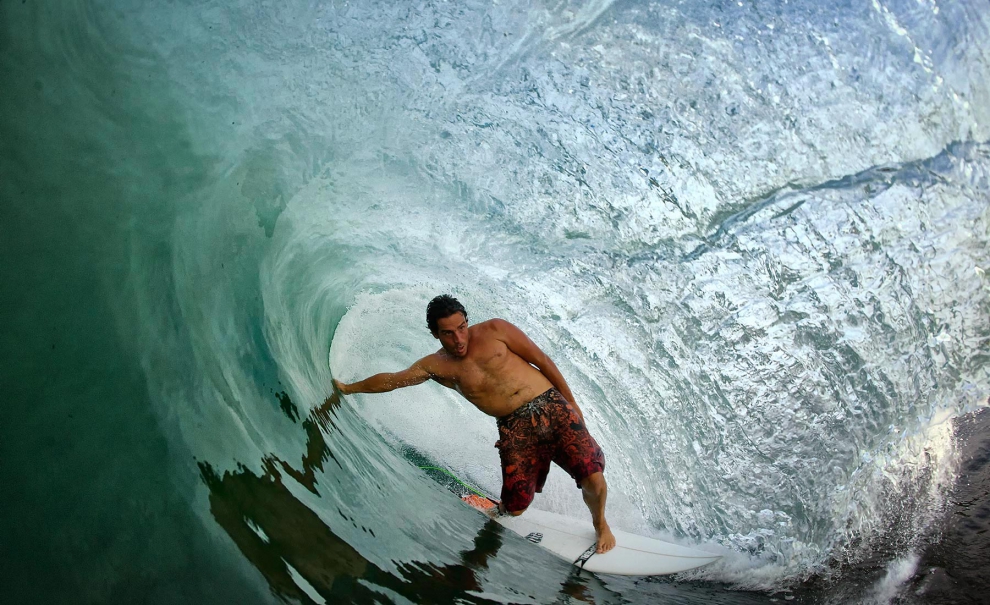 O português António Silva, depois de concorrer ao XXL Big Wave Awards com uma monstruosa onda em Nazaré, foi para a Indonésia atrás de tubos overhead... e encontrou! Foto: Diogo d'Orey