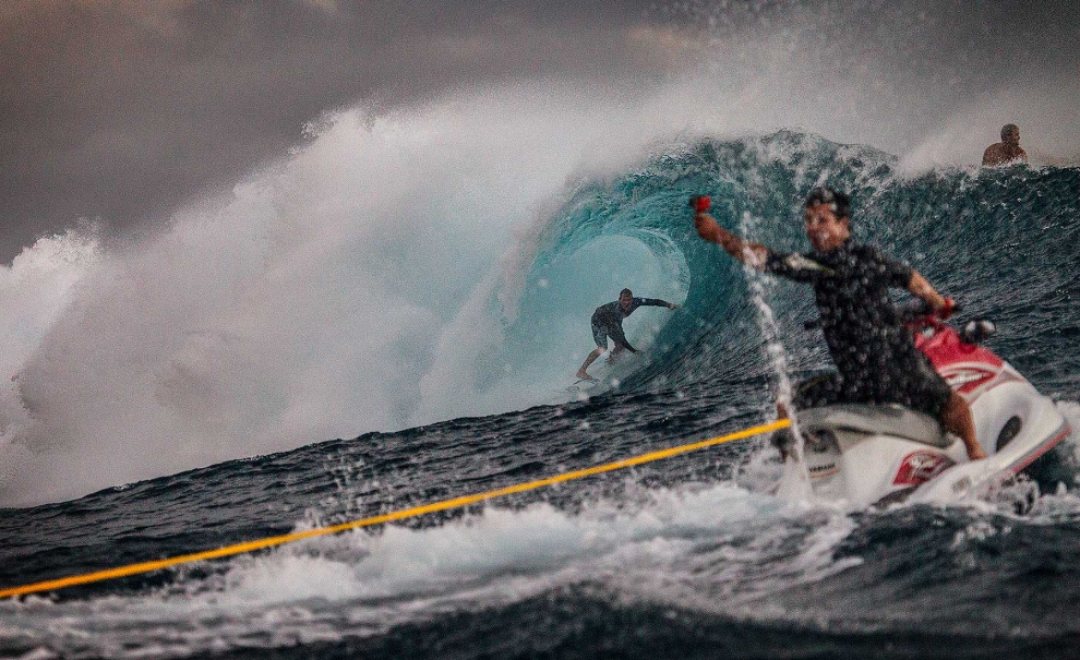 A free session foi agitada. Alguns dos melhores surfistas do mundo em uma das ondas mais fotogênicas que existe, e ainda com a possibilidade de se fazer tow-in... não poderia dar errado! Foto: Kirstin/ASP