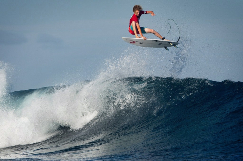 Tylor Clark arriscando um impressionante slob. Foto: Bielmann/Volcom