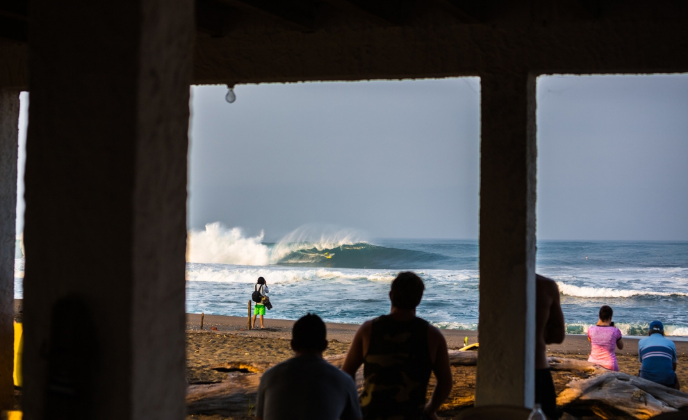 A visão de dentro do hotel na beira da praia de Pascuales, com Nathan Hedge se dando bem na primeira bateria do evento. Foto: Ryan Craig