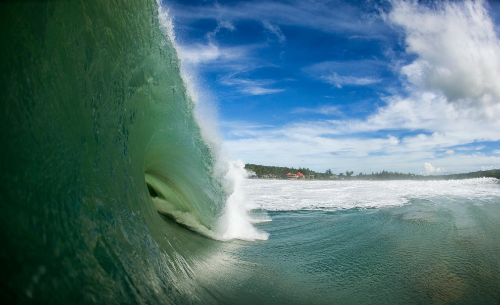 Um retrato atípico de Nias. Perfeito como de costume, mas pesadíssimo como poucos já viram na vida. Seja surfando ou nadando com uma máquina fotográfica, este privilégio é para poucos! Foto: Diogo d'Orey / Liquid Eye