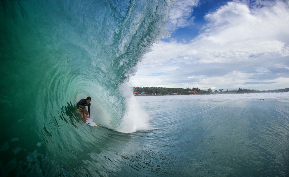 Gabriel Pastori tirando vantagem do pouco tempo que tinha para surfar Nias na manhã em que o swell entrou. Foto: Diogo d'Orey / Liquid Eye
