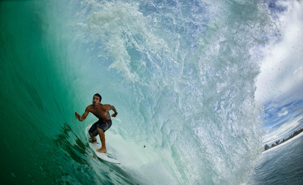 Jerônimo Vargas, passando por dentro de mais uma, no dia que antecedeu o da foto da capa. Foto: Diogo d'Orey / Liquid Eye