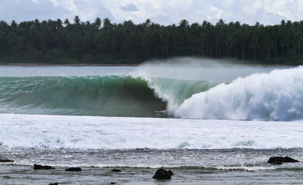 O havaiano Sam Martin pegou esse tubasso na tarde do maior dia do swell. A vista da terra firma dá uma boa noção da dimensão destas ondas. Tenso demais! Foto: Diogo d'Orey