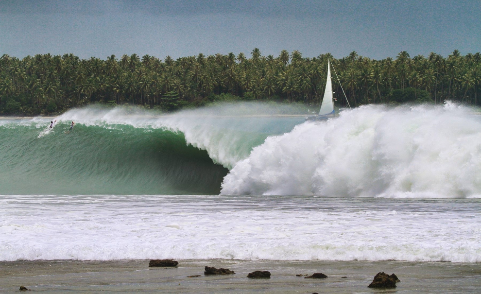 A onda que proporcionou o wipeout mais bizarro do swell, de Cale Grigson. Mais para a esquerda, Jê Vargas remando pela sua vida e assistindo a uma cena que não deixará sua memória tão cedo. Foto: Manu Miguelez