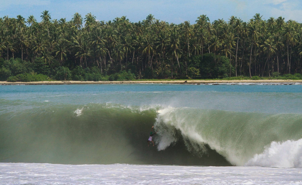 Owen Schultz, indo caçar a lagosta do almoço. A direita dos sonhos proporcionou sua dose de pesadelo para cada um dos presente em um dos maiores swells já vistos por lá. Foto: Manu Miguelez