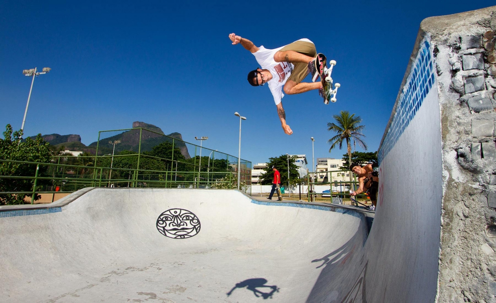 Rony Gomes, No Grab na parede do Bowl da Praça Duó, na Barra da Tijuca. Foto: Andre Magarao