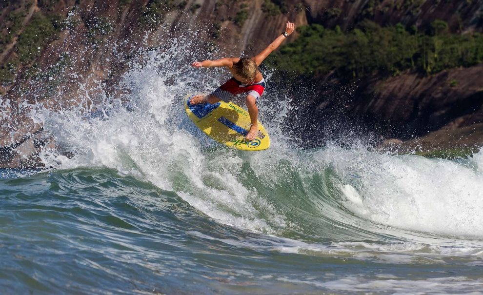 Lucas Fink, local do Rio de Janeiro e jovem promessa do skimboard brasileiro, também estava em Itacoatiara e achou esse aéreo de backside. Foto: Andre Magarao