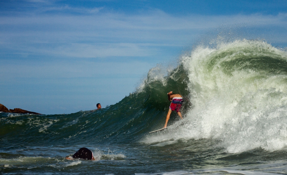 Quando as ondas estão boas por lá, os tubos são garantidos. Foto: Andre Magarao
