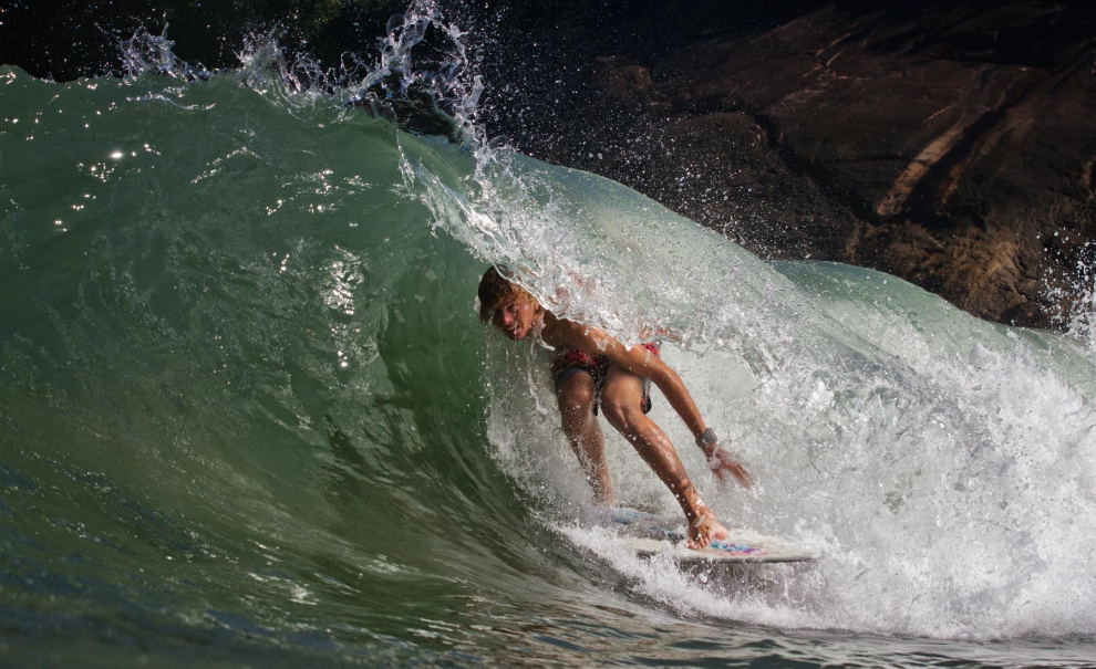Blair Conklin achando mais uma boa onda em um dia menor em Sununga. Foto: Andre Magarao