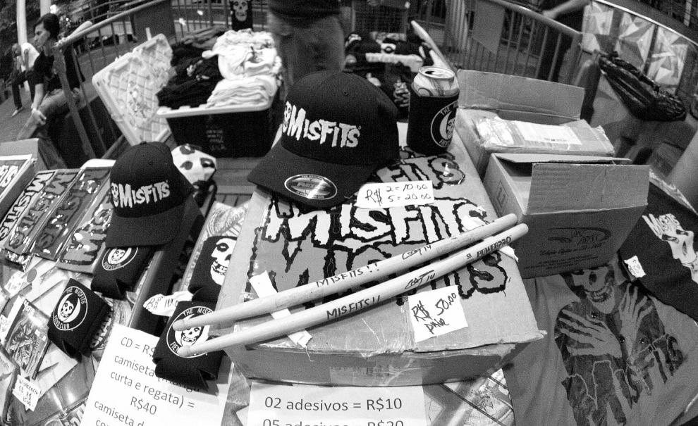 O stand de merchandising da banda estava farto. Mas a grande maioria do público já estava munido de seus próprios acessórios do Misfits.