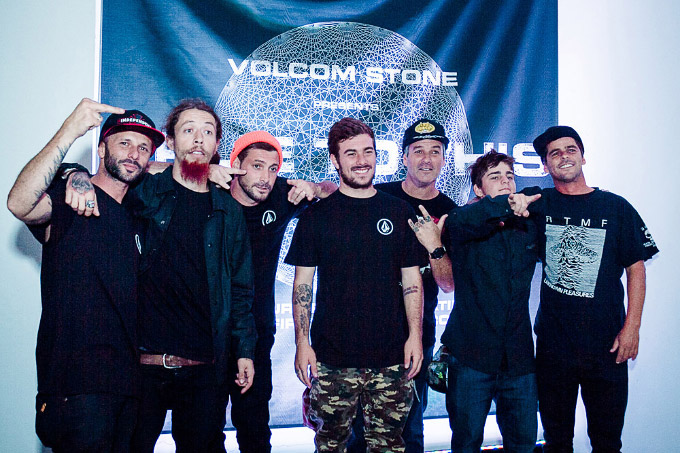 A skate crew da Volcom. Ragueb Rogério, Guilherme Trakinas, Biano Bianchin, Pedro Barros com seu pai André Barros e Vi Kakinho com seu pai Léo Kakinho. Momento raro que reuniu a equipe toda, só faltou mesmo o Akira Shiroma na foto. Foto: I Hate Flash