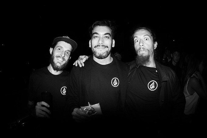 Fã das artes que ilustram o conceito Volcom? Esses são os caras: Dente e Emiliano confraternizando com o curitibano Guilherme Trakinas. Foto: Heverton Ribeiro