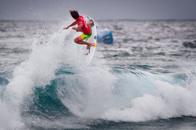 Julian Wilson foi outro que voltou para a competição na repescagem, vencendo Brett Simpson com um dos melhores placares do dia. Foto: Smorigo/ASP