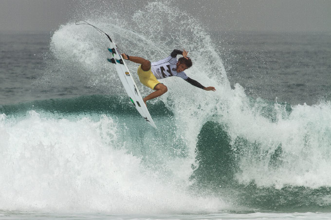 Filipe Toledo foi quem levantou mais a platéia na Barra da Tijuca hoje, com aéreos full rotation sendo completados pra todos os lados e um surf muito explosivo. Foto: Myara