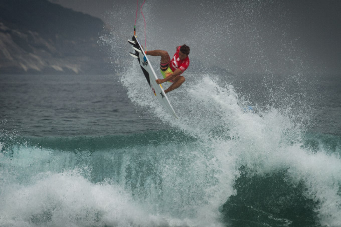 Julian Wilson foi obrigado a subir o nível de sua estratégia e arriscar tudo nos aéreos. Dessa vez ele não foi bem sucedido. Foto: Myara