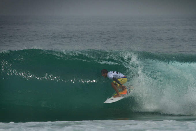 Filipinho entrou na água contra Julian Wilson e Aritz Aranburu em um dos melhores momentos do mar na Barra da Tijuca hoje. Foto: Myara