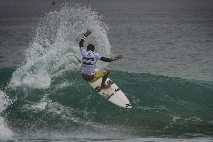 Miguel Pupo foi uma das baixas de hoje. Ele caiu junto com Alejo Muniz para o californiano Nat Young que soube tirar proveito de seu principal trunfo, o surf de backside. Foto: Myara