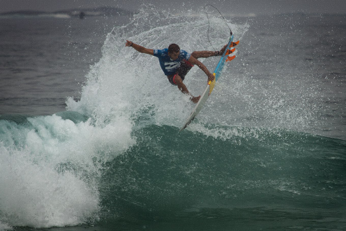 Jadson André arrancou aplausos da praia com uma virada de última hora em cima de Owen Wright, se garantindo também no Round 3. Foto: Myara